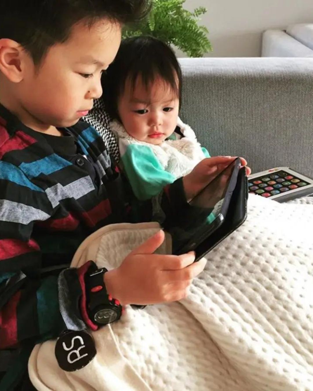 Stay cozy and protected with the Radia Smart® Classic Organic Blanket (Regular), featuring silver-lined Faraday fabric that blocks EMF, RF, and 5G radiation. Made from certified organic materials, this soft, breathable blanket supports wellness and reduces wireless exposure. Ideal for restful sleep or relaxation, it combines comfort with advanced shielding technology for a healthier, more peaceful environment at home or on the go.