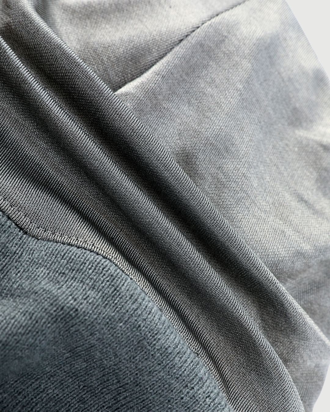 The Radia Smart® Winter Beanie (Grey) offers EMF protection with silver-lined Faraday fabric that blocks RF, 5G, and wireless radiation. Designed for warmth and wellness, it helps reduce exposure to harmful frequencies while supporting fertility and overall health. Soft, breathable, and stylish, this anti-radiation beanie is perfect for daily wear in colder weather, providing comfort, protection, and peace of mind in today’s connected world.