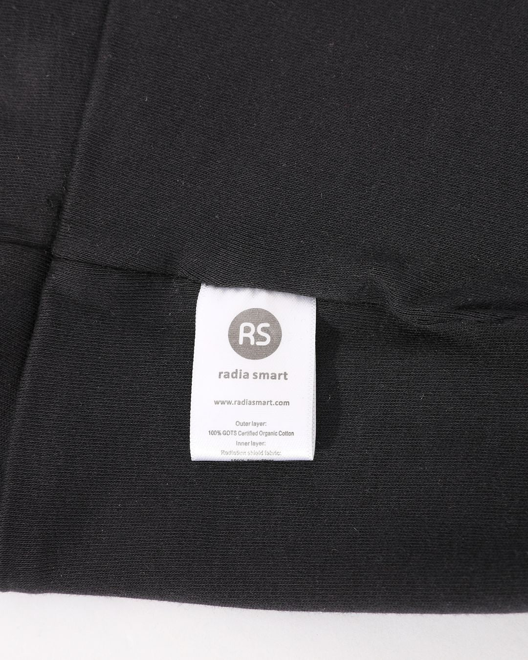 Experience the highest standard in EMF protection with the Ultimate Certified 100% Organic Cotton Premium EMF Protection Beanie by Radia Smart®. Expertly designed with silver-lined Faraday fabric, this beanie helps block harmful RF and 5G radiation from sources like WiFi, mobile phones, and wireless devices. Crafted for comfort, breathability, and wellness, it supports fertility and peace of mind in a sleek, everyday style—ideal for both indoor and outdoor wear.